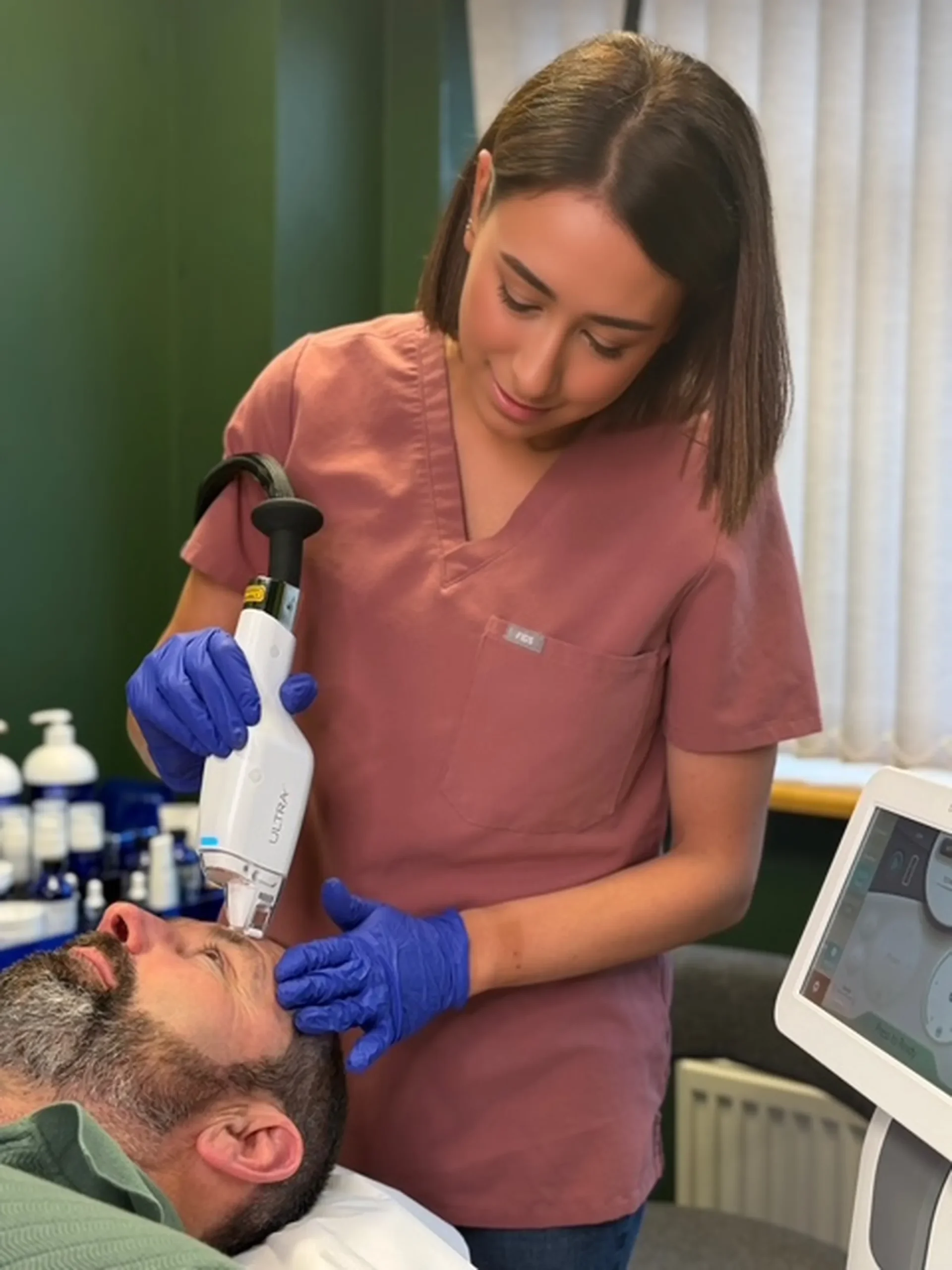 A specialist delivering an Ultraformer treatment at The AL5 Aesthetics